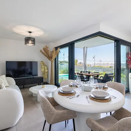 Deluxe By Aora Apartment *